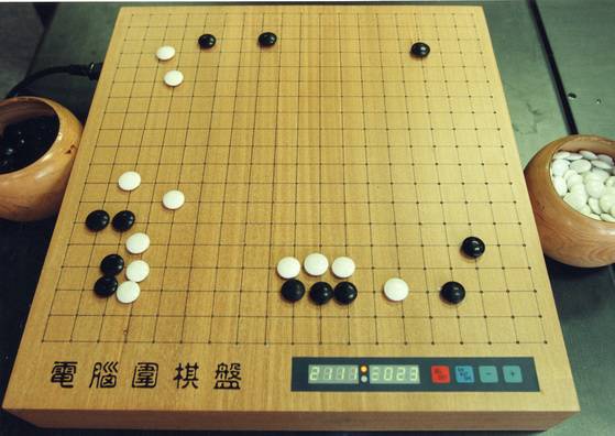 바둑판에서도 상대방의 집이 내 집보다 커보이는 증상이 있다. 바둑에서는 이런 태도를 금기로 여기는데, 남의 집이 커 보이면 마음이 흔들리기 때문이다. [중앙포토]