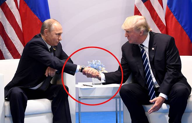 트럼프 미 대통령이 지난해 7월 독일 함부르크에서 열린 주요 20개국(G20) 정상회의에서 푸틴 러시아 대통령과 악수하는 장면. 트럼프 대통령이 푸틴 대통령의 손을 오른쪽으로 돌려 잡고있다.[AFP=연합뉴스]