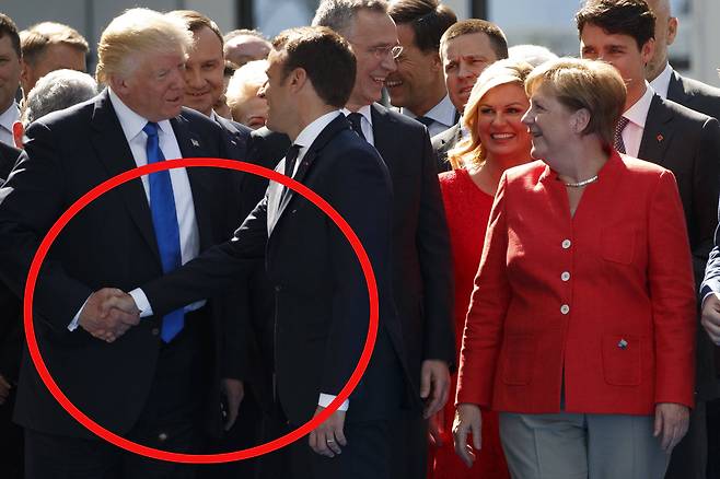 2017년 5월25일 나토(북대서양조약기구) 브뤼셀 정상회동 당시 트럼프와 마크롱의 악수 장면. [AP=연하뉴스]