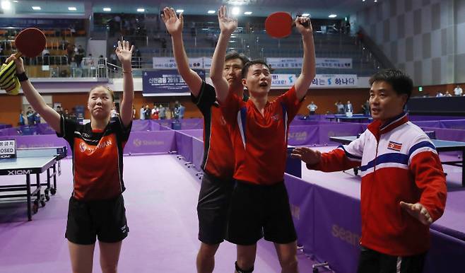 2018 코리아오픈 탁구대회 남북 단일팀 혼합복식에 출전하는 북한 최일-한국 유은총 조가 17일 대전 한밭체육관에서 열린 대회 첫날 스페인과의 첫 경기에서 승리한 뒤 대전 통일응원단 시민들을 향해 인사하고 있다.  연합뉴스
