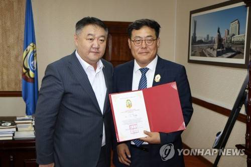 광해관리공단, 몽골 정부 훈장 받아 (원주=연합뉴스) 한국광해관리공단이 17일 몽골 울란바토르 국가전문감독원에서 최우수 감독자상을 받은 뒤 연규훈 공단 몽골사무소장(오른쪽)과 남사라이 챠강후 몽골 전문감독원장이 기념촬영을 하고 있다. 2018.7.17 [광해관리공단 제공=연합뉴스]       kimyi@yna.co.kr