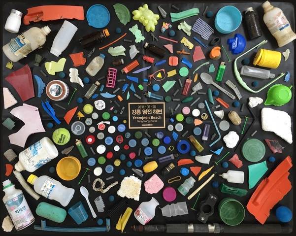 지난 5월 20일 강원도 강릉 염전해변에서 장난감, 라이터,  병뚜껑 등 플라스틱 쓰레기가 수거됐다.