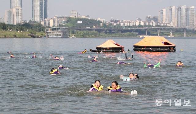 학생들이 대(大)자로 누운 뒤 양 팔을 휘저어 움직이는 ‘잎새뜨기’로 헤엄을 치고 있다. 김재명 기자 base@donga.com