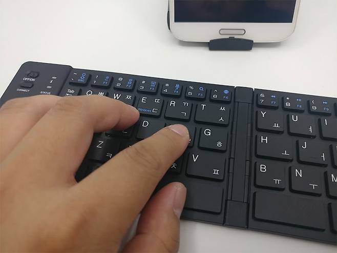 글쇠 너비가 적당하고, 반발력도 있어서 타건감이 나쁘지 않다