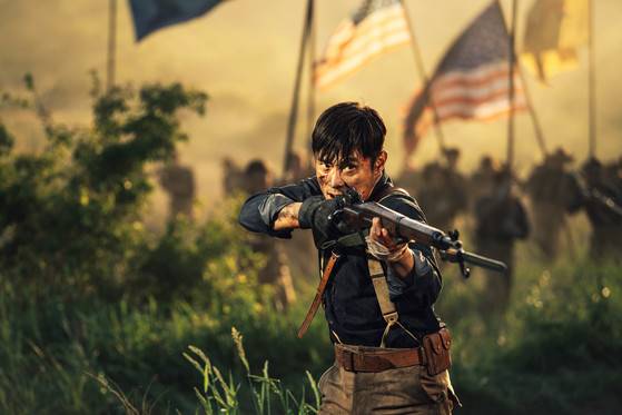 '미스터 션샤인'의 검은머리 미국인 유진 초이(이병헌 분). [사진 tvN]