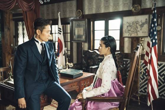 '미스터 션샤인'의 주인공. 유진 초이(이병헌 분)와 고애신(김태리 분) [사진 tvN]
