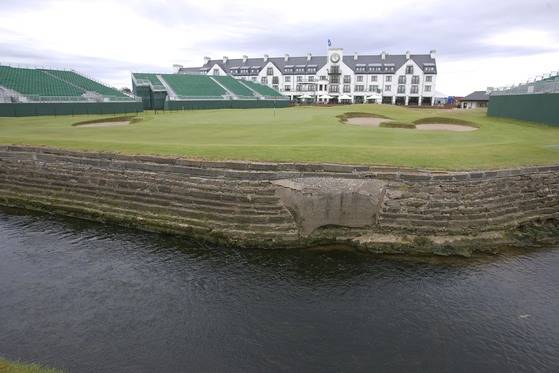 카누스티 18번 홀을 휘감는 배리의 개울. 남자 어른 키 만큼 깊고 폭도 넓어 공이 빠지기 쉽다. [AP=연합뉴스]