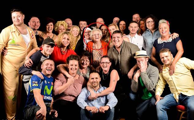 손자, 증손자와 함께 사진을 찍은 영국의 위니 스토크스(붉은원)