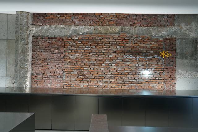 붉은 갈색의 벽돌을 일부 남겨 옛 은행 건물의 모습을 떠올리게 한다./사진제공=KB국민은행