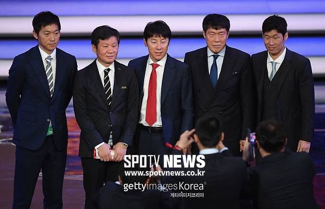 ▲ 오늘의 파란을 예상이나 했을까? 한국 축구계 인사들이 지난해 12월 1일(현지시간) 모스크바 크렘린궁에서 열린 2018년 러시아월드컵 본선 조추첨식에 앞서 기념 촬영을 하고 있다. 왼쪽부터 김남일 국가대표팀 코치, 정몽규 축구협회장, 신태용 감독, 차범근 축구협회 부회장, 박지성 축구협회 유스전략본부장.