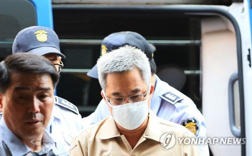'드루킹' 김동원씨, 묵묵부답으로 특검 출석   (서울=연합뉴스) 진성철 기자 = 네이버 댓글 여론조작 혐의를 받는 '드루킹' 김동원 씨가 18일 서울 서초동에 마련된 '드루킹의 인터넷상 불법 댓글조작 사건과 관련된 진상규명을 위한 특별검사' 사무실에 출석하고 있다. 2018.7.18  zjin@yna.co.kr  (끝)