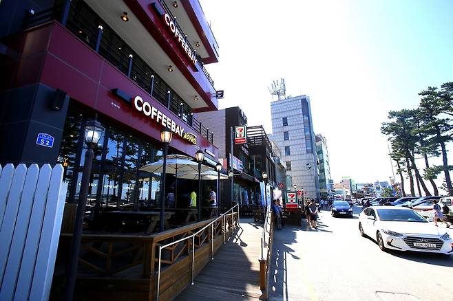 관광객 홍수 속에 강릉 안목 커피거리의 커피전문점 30여곳 가운데 8곳 정도가 프랜차이즈로 채워졌다. 인근 횟집들도 프랜차이즈 커피숍으로 업종 전환하는 분위기다. 사진은 안목 커피거리 모습.