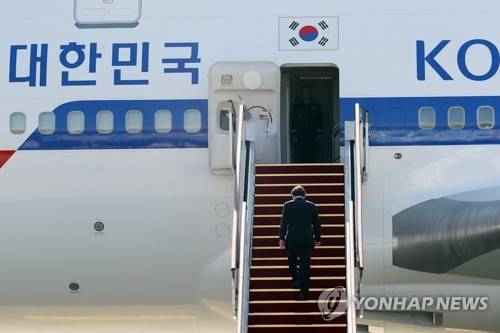 대통령 전용기 오르는 총리 (성남=연합뉴스) 박동주 기자 = 케냐·탄자니아·오만 등 3개국을 공식 방문하는 이낙연 국무총리가 19일 경기도 성남 서울공항에서 대통령 전용기인 '공군1호기'에 탑승하고 있다.       국무총리가 대통령 전용기를 타고 장거리 해외순방을 가는 것은 처음이다.       pdj6635@yna.co.kr