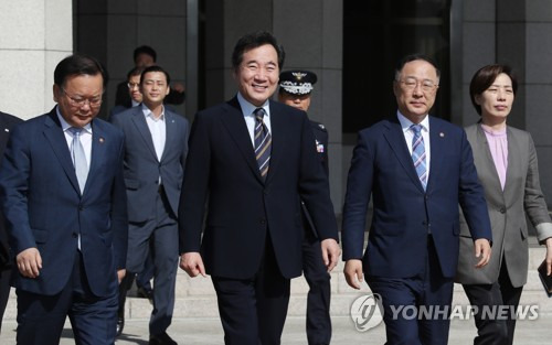 전용기 향하는 이낙연 총리 (성남=연합뉴스) 박동주 기자 = 케냐·탄자니아·오만 등 3개국을 공식 방문하는 이낙연 국무총리가 19일 경기도 성남 서울공항에서 대통령 전용기인 '공군1호기'에 탑승하기 위해 환송 인사들과 전용기로 향하고 있다.      국무총리가 대통령 전용기를 타고 장거리 해외순방을 가는 것은 처음이다.       pdj6635@yna.co.kr