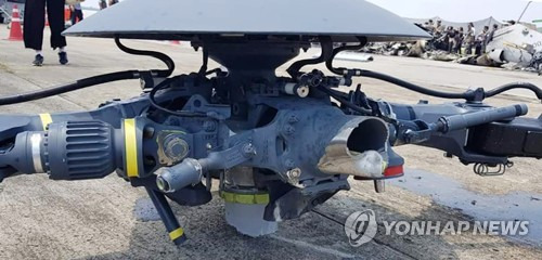 부서진 회전날개 (서울=연합뉴스) 18일 경북 포항시 남구 포항 비행장 활주로에 추락한 해병대 상륙기동 헬기 '마린온'의 메인 로터(회전날개)가 부서진 채 놓여있다. 2018.7.18 [헬기 사고 유족 제공]