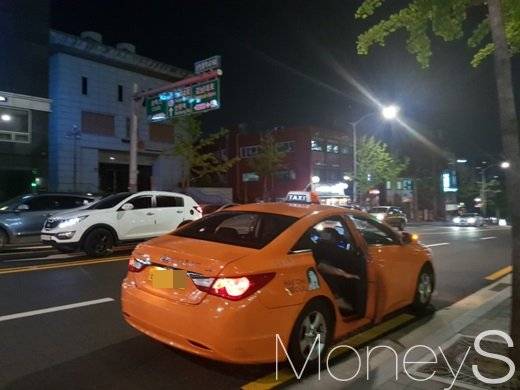 지난 18일 강남 선정릉역 일대에서 시민들이 택시를 잡고 있다. /사진=류은혁 기자