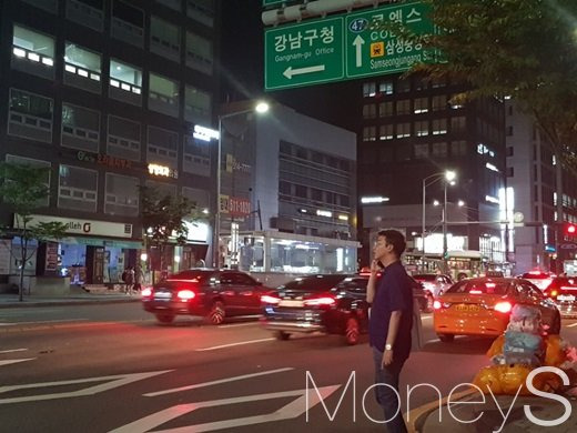 지난 18일 강남 선정릉역 일대에서 시민들이 택시를 잡고 있다. /사진=류은혁 기자