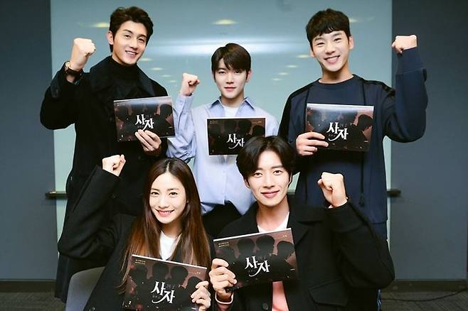 '사자' 배우들이 올해 초 진행된 대본 리딩 자리에서 파이팅 포즈를 하고 있다. 왼쪽부터 시계방향으로 배우 이기우, 뉴이스트 렌, 곽시양, 박해진, 나나 (사진=빅토리콘텐츠, 마운틴무브먼트 제공)