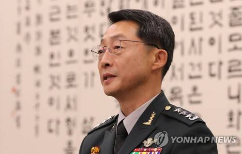 질의에 답하는 이석구 기무사령관 (서울=연합뉴스) 하사헌 기자 = 이석구 국군기무사령관이 20일 오전 열린 국회 법제사법위원회 전체회의에 출석해 국군기무사령부의 '촛불시위 계엄령 검토' 문건과 관련한 의원 질의에 답하고 있다. 2018.7.20      toadboy@yna.co.kr