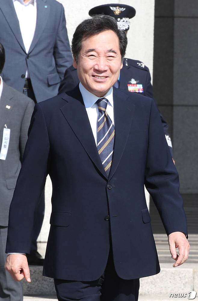 아프리카와 중동을 공식 방문하는 이낙연 국무총리가 19일 오전 경기 성남 서울공항에서 대통령 전용기로 향하고 있다. 2018.7.19/뉴스1 © News1 이광호 기자