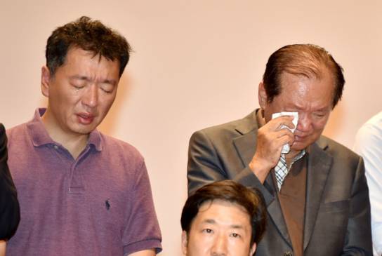 해병대 상륙기동헬기 ‘마린온’ 추락 사고로 목숨을 잃은 해병대원 유가족들이 기자회견 중 눈물을 흘리고 있다. / 뉴시스