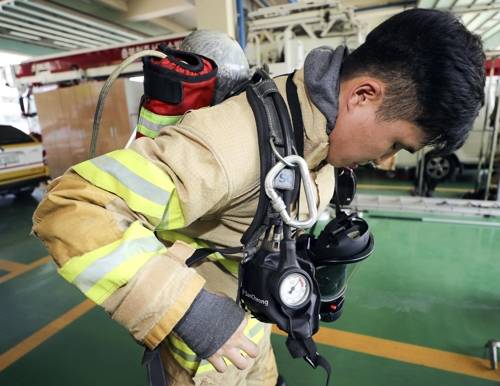 지난 20일 오후 청주 서부소방서 최원석 소방사가 화재 출동 장비를 착용하고 있다. 2018.7.21