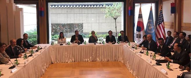20일(현지시각) 미국 뉴욕에서 강경화 외교부 장관(정면 가운데)과 마이크 폼페이오 미 국무부 장관(정면 왼쪽 두번째)이 유엔 안전보장이사회 이사국들을 대상으로 한반도 정세 브리핑을 열었다. 외교부 제공