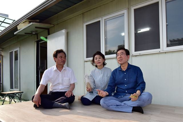 박원순 서울시장이 22일 오후 강북 '한 달 살이'를 시작하는 강북구 삼양동의 2층 옥탑방에 도착해 박겸수 강북구청장(좌측)과 평상에서 주변을 살피며 대화를 하고 있다. 사진공동취재단