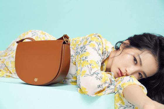 제이에스티나가 ‘제2의 김연아’로 점찍으며 핸드백 브랜드의 모델로 발탁한 배우 김태리. [사진 제이에스티나]