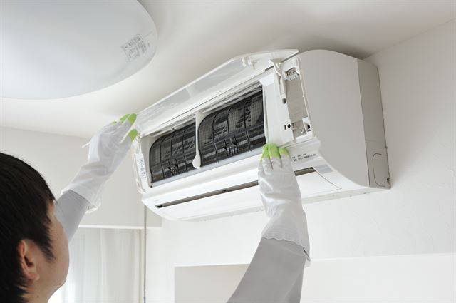 가정에서 2주일에 한 번씩 에어컨 필터를 청소해야 레지오넬라균에 의한 레지오넬라증을 피할 수 있다. 게티이미지뱅크