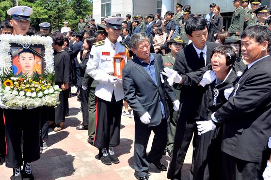 23일 오전 경북 포항 해병대1사단 내 김대식 관에서 상륙기동헬기 '마린온'(MUH-1) 추락 사고로 순직한 해병대 장병의 합동 영결식이 해병대장(葬)으로 거행되고 있다. 고 김진화 상사의 가족이 영현이 운구되자 오열하고 있다. [뉴스1]