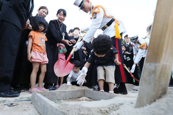 마린온 헬기 추락 순직 장병들의 안장식이 23일 국립대전현충원에서 엄수됐다. 대전=프리랜서 김성태