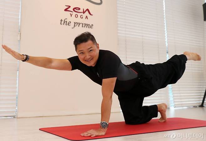 김광록 젠요가 대표가 팔과 두 다리로 바닥을 짚은 상태에서 한쪽 팔과 다리를 드는 '버드독'(bird dog) 자세를 하고 있다.