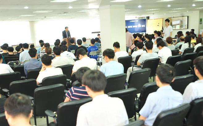 19일 한국기원서 열린 임시 기사총회 광경, 바둑 토토 도입 찬반투표 결과 찬성이 101대 59로 많았다. /한국기원