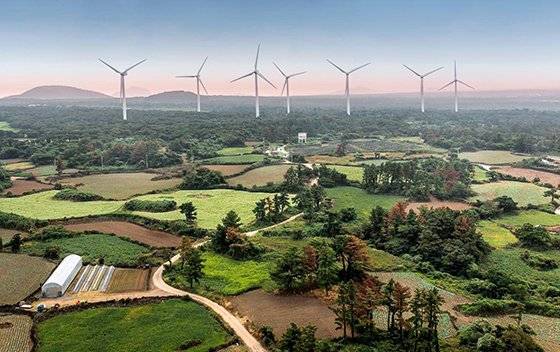 중부발전이 제주도 한림읍에 건설한 21MW급(3MW 7기) 상명풍력발전소.