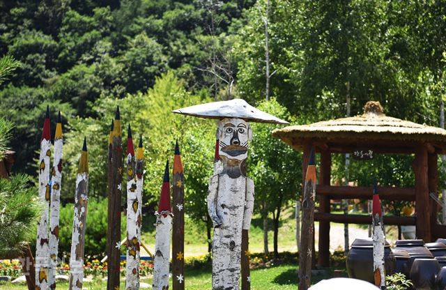 평창 대화면 땀띠공원의 자작나무 조형물.