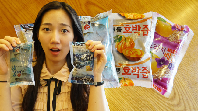 The Korea Herald's Im Eun-byel holds up plastic pouches containing nutritional extracts (Lim Jeong-yeo/The Korea Herald)