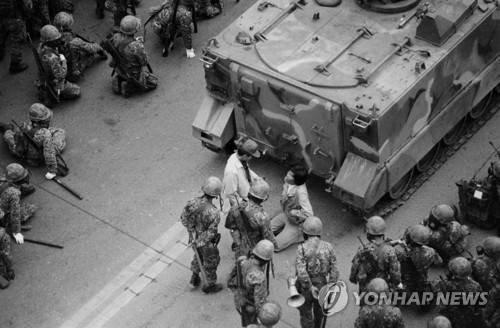 1980년 인권은 없었다 광주 금남로에서 시민과 학생들이 군사정권 퇴진을 요구하며 대형 버스를 앞세우고 시위하는 학생을 계엄군이 연행해 탱크 앞에서 무릎을 꿇리고 있다. 2018.5.17 [연합뉴스 자료사진]