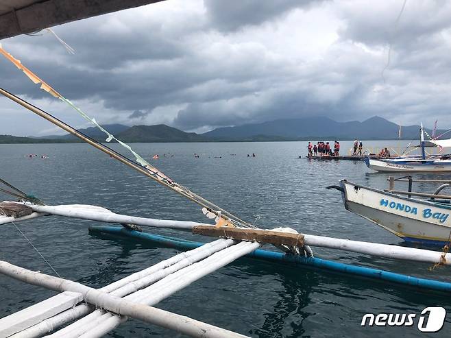 팔라완 호핑투어가 진행되는 바다. 저 멀리 관광객들이 바다에 뛰어들 준비를 하는 모습이 보인다. © News1 문대현 기자