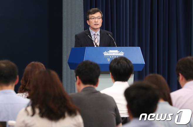 김의겸 청와대 대변인이 25일 오후 서울 종로구 청와대 춘추관에서 라오스댐 유실 및 범람과 관련해 브리핑을 하고 있다. 2018.7.25/뉴스1 © News1 송원영 기자
