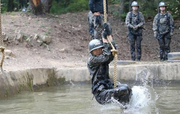 한 여생도가 외줄타고 분대이동 교장에서 ‘유격자신’을 외치며 도하를 하고 있다. /남강호 기자