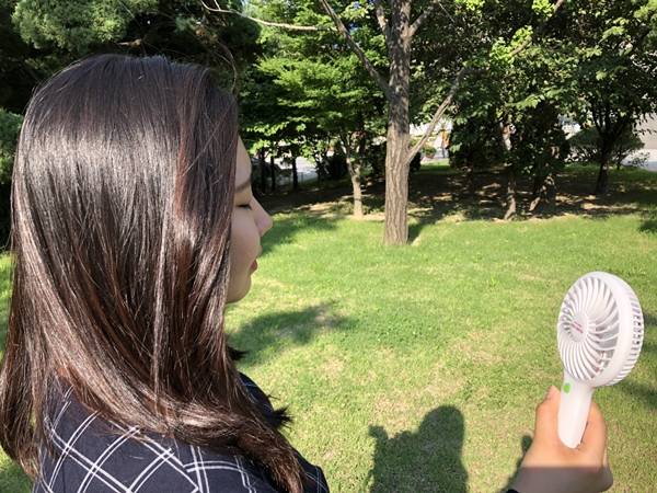 여름철 필수품으로 자리잡은 휴대용 선풍기(손풍기).