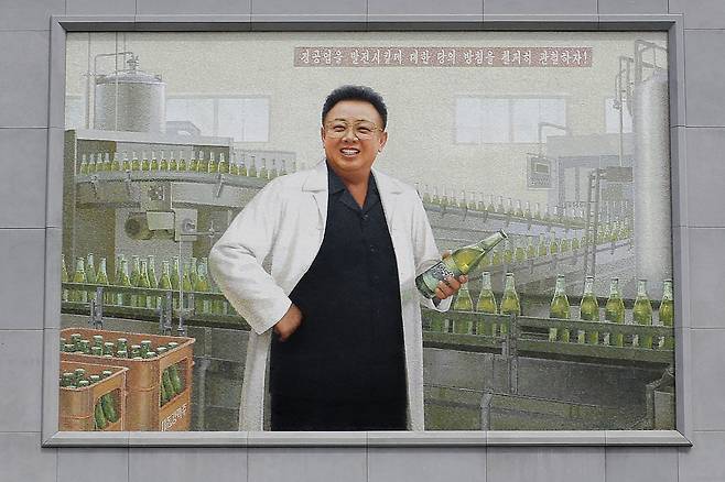 평양 대동강 맥주 공장 입구에 걸린 김정일 국방위원장의 벽화. 러시아 방문길에 나선 김 위원장은 지난 2001년 러시아 상트페테르부르크에 있는 발티카맥주 공장을 돌아본 뒤 귀국해 ’세계 최고급 맥주를 만들어라“라고 지시했다. [AP=연합뉴스]