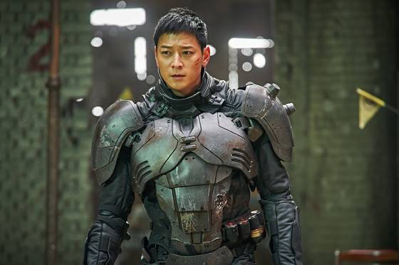 영화 '인랑' 한 장면. 남북한이 통일을 5년 앞둔 근미래의 혼란상을 그렸다.[사진 워너브러더스 코리아]