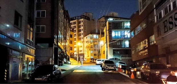 < 인적 드문 현대重 인근 거리 > 지난주 금요일 밤 9시 울산 동구 현대중공업 인근 외국인 특화거리에 있는 상점과 원룸 등에 불이 꺼져 있다. /하인식 기자