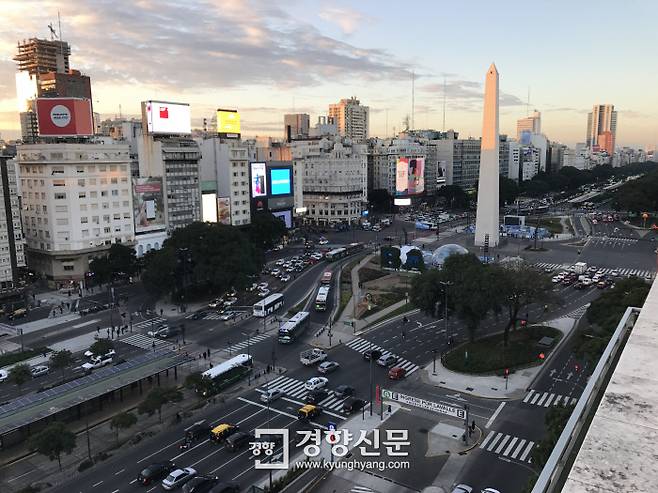 동 틀 무렵의 7월9일 대로. 높이 솟은 오벨리스크 앞으로 부에노스아이레스를 뜻하는 알파벳 ‘BA’ 조형물이 보인다.