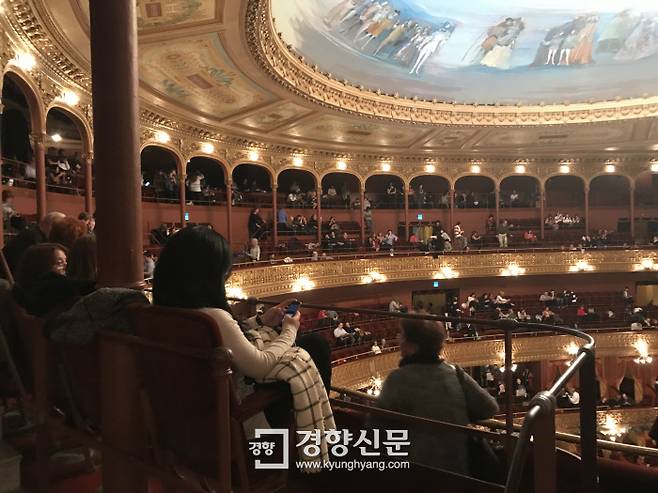 공연이 없는 날은 가이드 투어로 극장 내부를 견학할 수 있다.