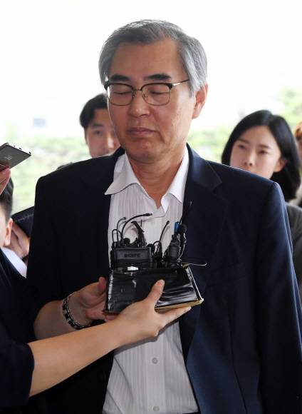 공정거래위원회 전직 간부들의 불법 재취업을 도운 혐의를 받고 있는 정재찬 전 공정거래위원회 위원장이 25일 오전 서울 중앙지검으로 출석하고 있다. 2018.7.25 도준석 기자 pado@seoul.co.kr