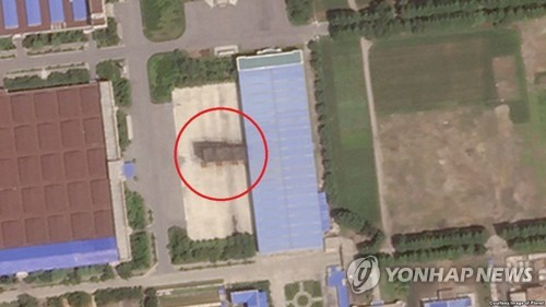 6월까지 존재하던 북한 대륙간 탄도미사일 조립시설 (서울=연합뉴스) 북한이 최근 평안남도 평성 '3월 16일' 자동차공장에 있는 대륙간 탄도미사일 조립시설을 해체한 것으로 보인다고 미국의소리(VOA) 방송이 25일 보도했다. 사진은 지난달 30일 촬영한 위성사진으로 대륙간 탄도미사일 조립시설(붉은 원)이 여전히 세워져 있는 것을 확인할 수 있다. [Planet Labs 제공]      photo@yna.co.kr