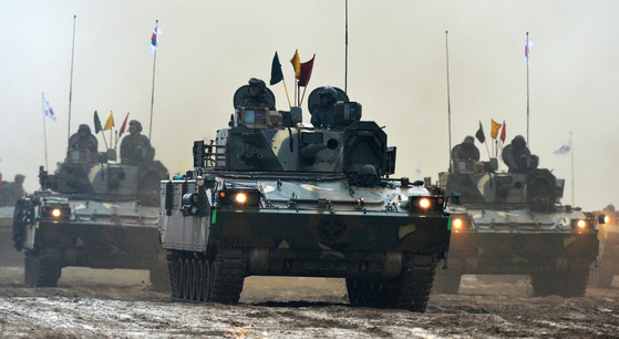 육군 20사단 기계화부대 전투장비 기동훈련에서 K-21 장갑차가 훈련을 하고 있다. [중앙포토]